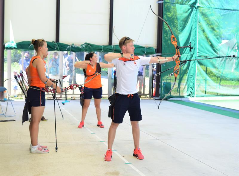 事前キャンプで練習をするアーチェリーオランダ代表＝１７日、浦安市