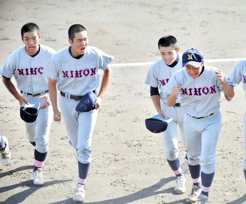 千葉商―日大習志野　千葉商戦に勝利し喜ぶ日大習志野ナイン＝柏の葉
