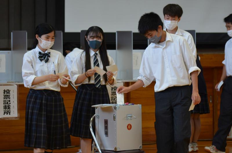 模擬選挙で投票を体験する八街高３年生＝八街市