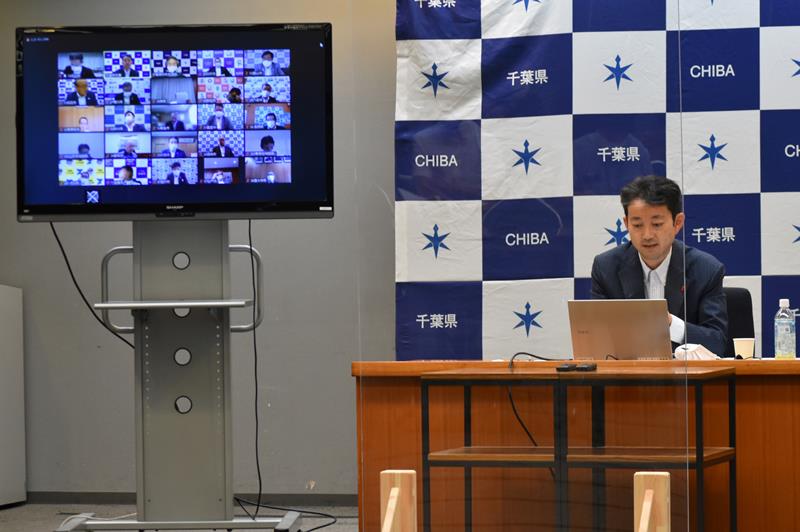 市町村長会議に初めて出席し、本年度の千葉県の主要施策を説明する熊谷知事＝２０日、県庁