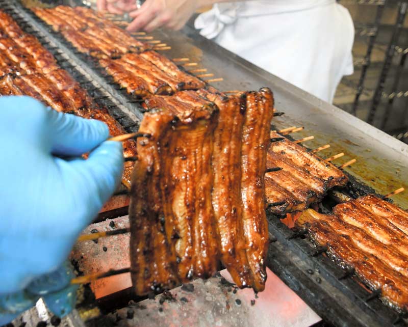 熟練した手つきで川豊の職人が調理したかば焼き＝２８日、成田市