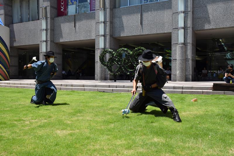 パフォーマンスを披露する「一世一代時代組　ゴミ拾い侍」＝千葉市美浜区のワールドビジネスガーデン	