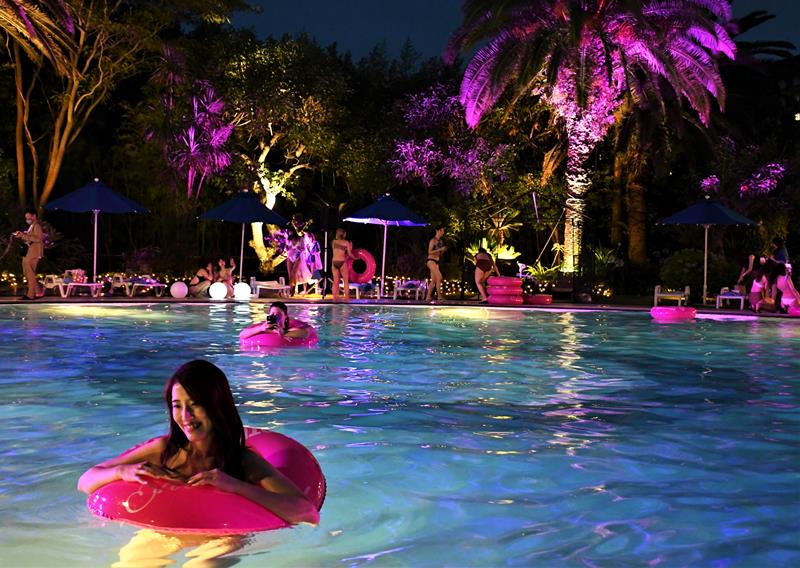 ３密を避けた空間として人気のナイトプール。幻想的なライトに照らされ、ゆったりとした時間を楽しめる＝千葉市美浜区のホテルニューオータニ幕張