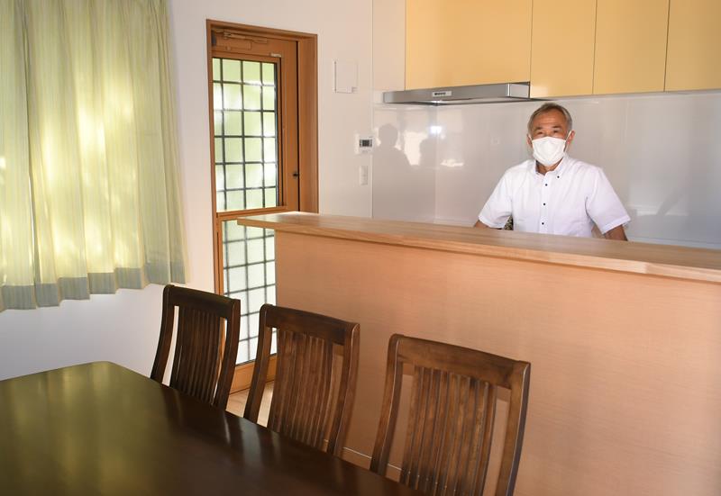 中高生用の新園舎を紹介する石井園長。広いカウンターキッチンを設け、子どもたちが協力して炊事を行えるようにした＝成田市