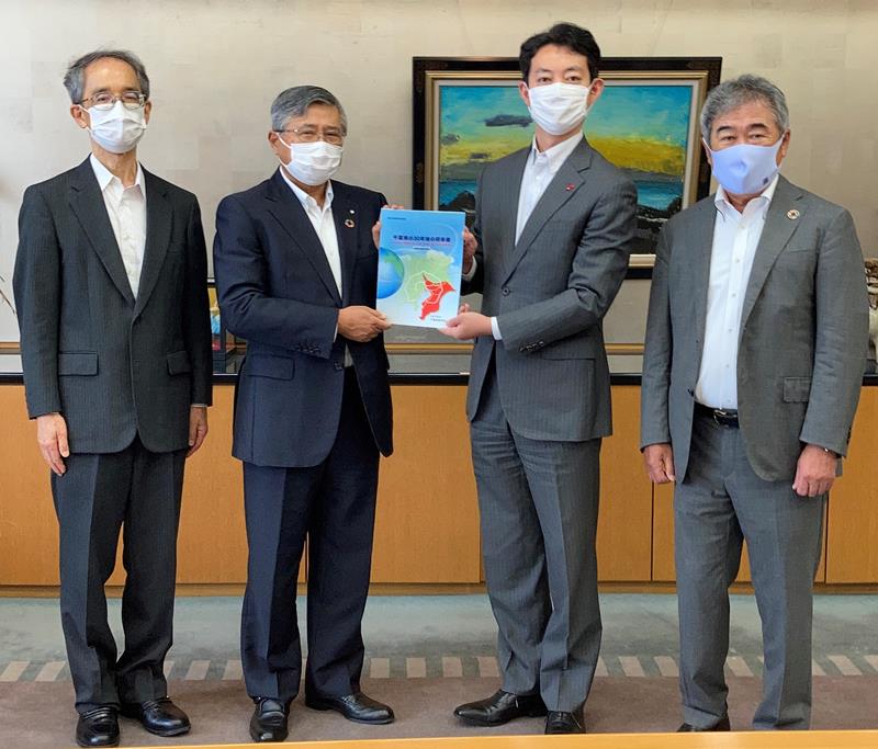 熊谷知事に追加提言書を手渡す県経済同友会の佐久間英利代表幹事(左から2人目)ら=県庁(同会提供)