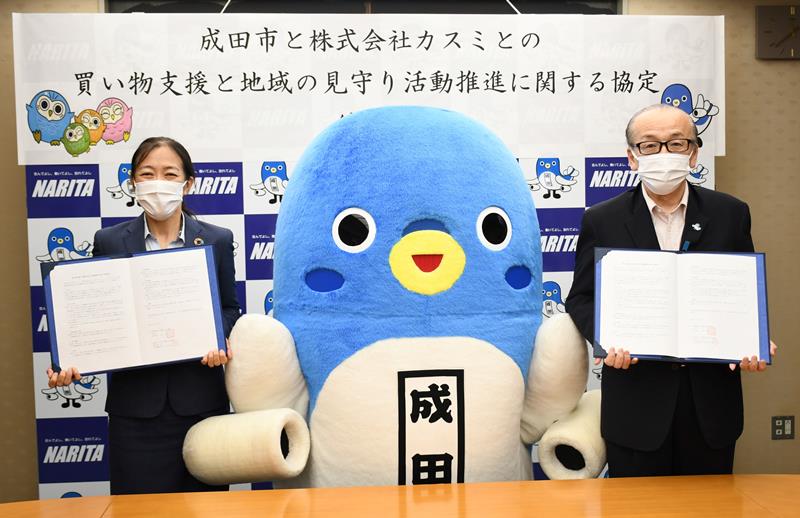 移動販売に関する協定を結んだカスミの伊神執行役員（左）と小泉市長＝成田市役所