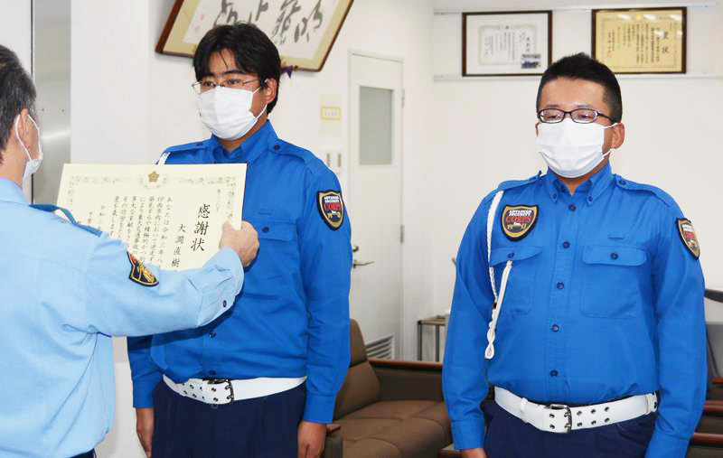 署長感謝状を受ける大澗さん（右から２人目）と宮沢さん（右）＝印西署