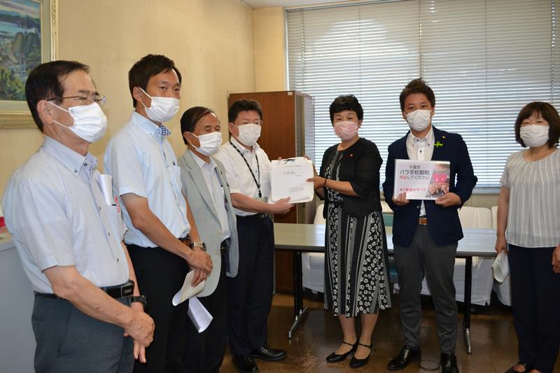 １５１３人分の署名と申し入れ書を提出した共産党千葉市議団の中村公江幹事長（右から３人目）＝２０日、千葉市役所
