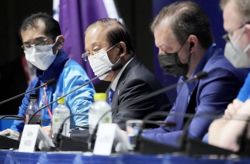 パラリンピックの中間総括記者会見をする大会組織委の武藤敏郎事務総長(中央左)とIPCのパーソンズ会長(同右)ら=30日午前、東京都江東区のメインプレスセンター(共同)