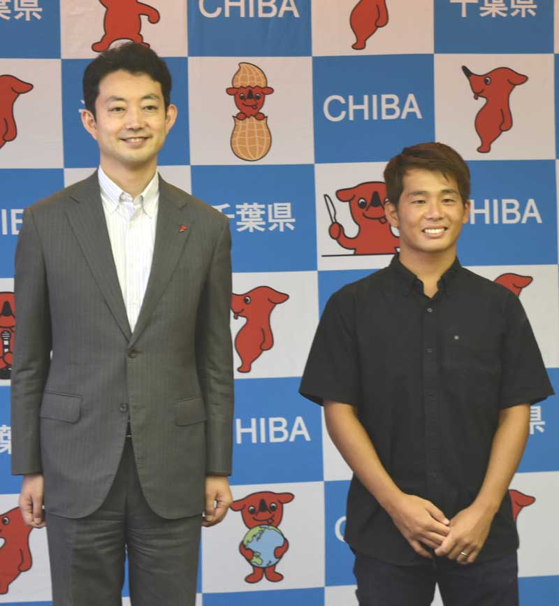 大原選手が熊谷知事に表敬訪問＝３１日午前１０時１５分ごろ、県庁