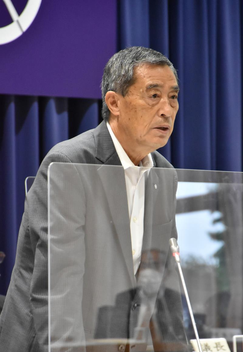 ３期目の今期で引退を表明した大多喜町の飯島町長＝１日、町議会