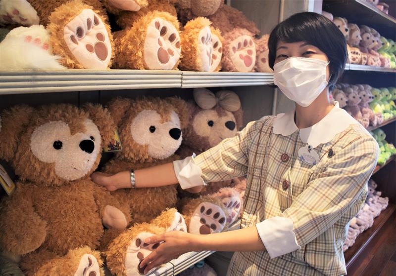 シーの人気に火をつけたぬいぐるみ「ダッフィー」を手にする石森さん