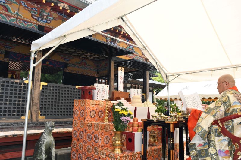 成田山新勝寺の清瀧権現堂を前に修復工事の安全を祈る岸田貫首=成田市