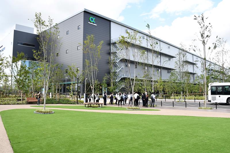 完成したＧＬＰの物流施設「流山８」。手前は一般開放する交流広場