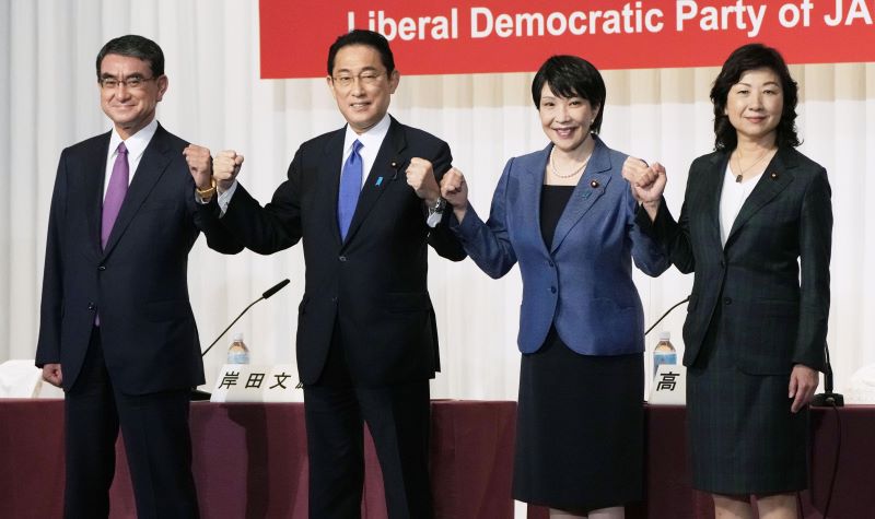 自民党総裁選候補者の共同記者会見を前に、ポーズをとる(左から)河野行革相、岸田前政調会長、高市前総務相、野田幹事長代行=17日午後、東京・永田町の党本部(共同)