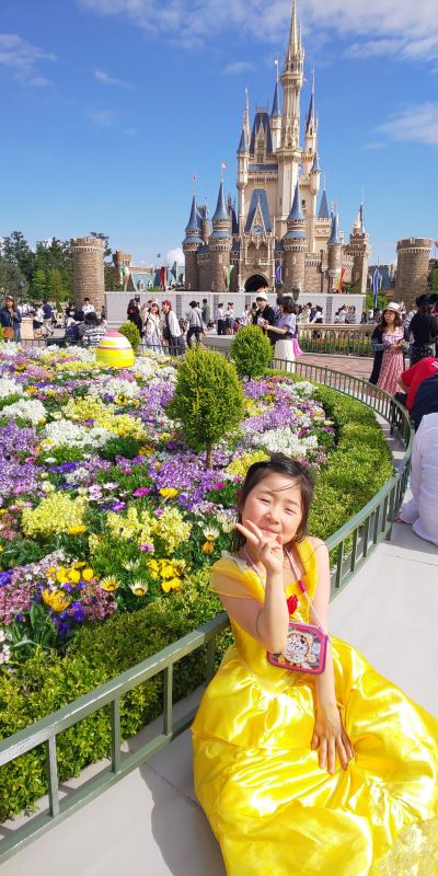 ７歳の誕生日祝いに東京ディズニーランドで遊ぶ美咲さん＝２０１９年５月（とも子さん提供）