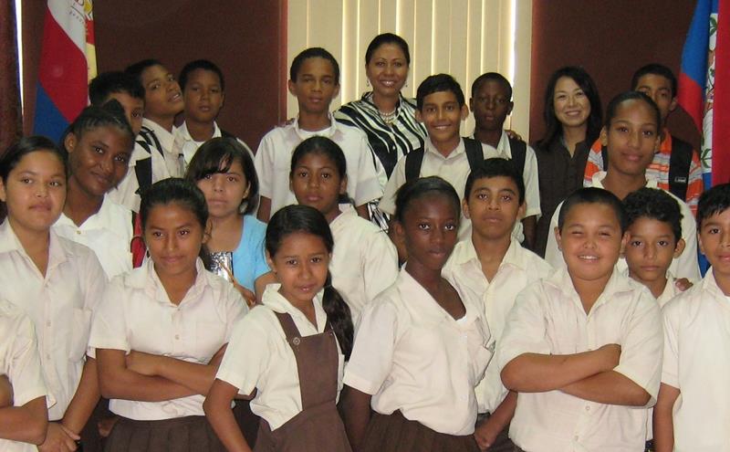 青年海外協力隊員時代にベリーズの子どもたちと交流する村田さん（最後列右から２人目）＝本人提供