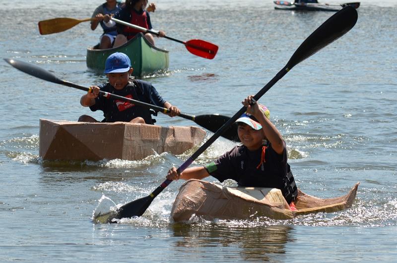 子どもたちが白熱したレースを繰り広げた１人乗り部門＝２３日、佐倉市