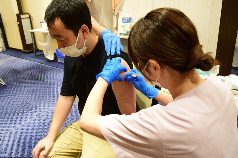 新型コロナワクチンの夜間接種を受ける市民＝２４日、浦安市