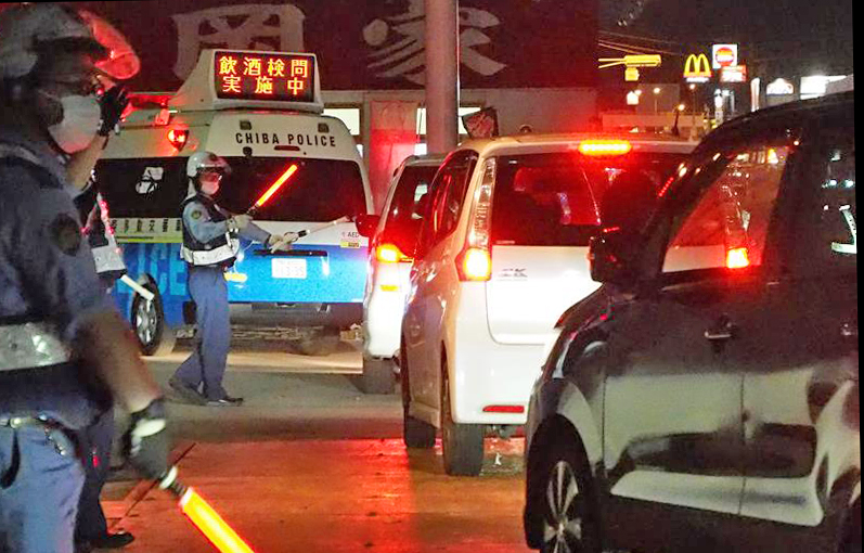 国道１２７号で君津署が実施した飲酒検問＝２４日夜、君津市