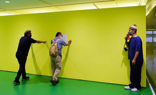 開催中の「つくりかけラボ」について解説する飯川さん（右端）＝２５日、千葉市美術館