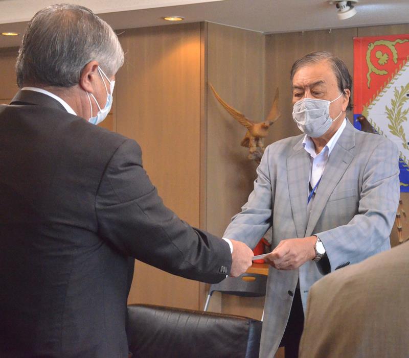 鹿間陸郎市長（左）から是正書を手渡される増田政久理事長＝２７日、東金市役所