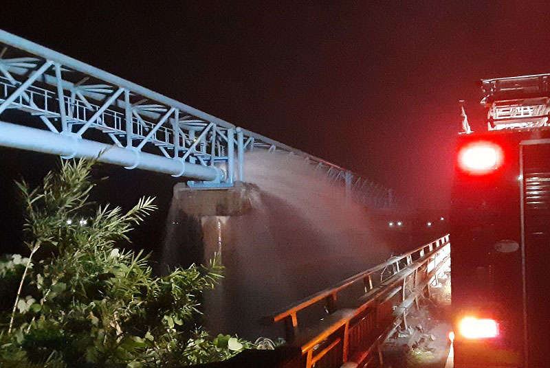 水道管が破損し、水が噴き出している大坪橋=7日夜、市原市大坪