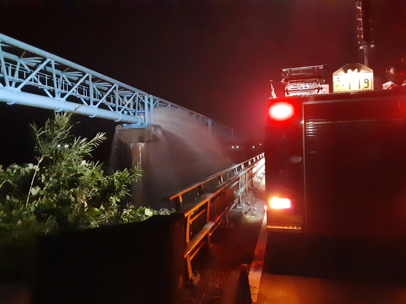 大量の水が噴き出す水道管＝８日午前０時４分、市原市大坪