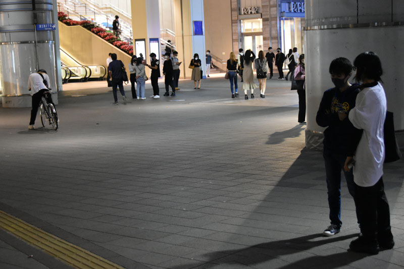 地震の影響で運転を停止したＪＲ。「再開の見込みは立っておりません」と放送が繰り返される中、運転再開を待つ乗客ら＝７日午後１１時４０分、千葉市中央区のＪＲ千葉駅前