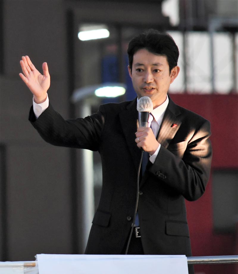 ＪＲ成田駅前で演説する熊谷知事＝２９日、成田市