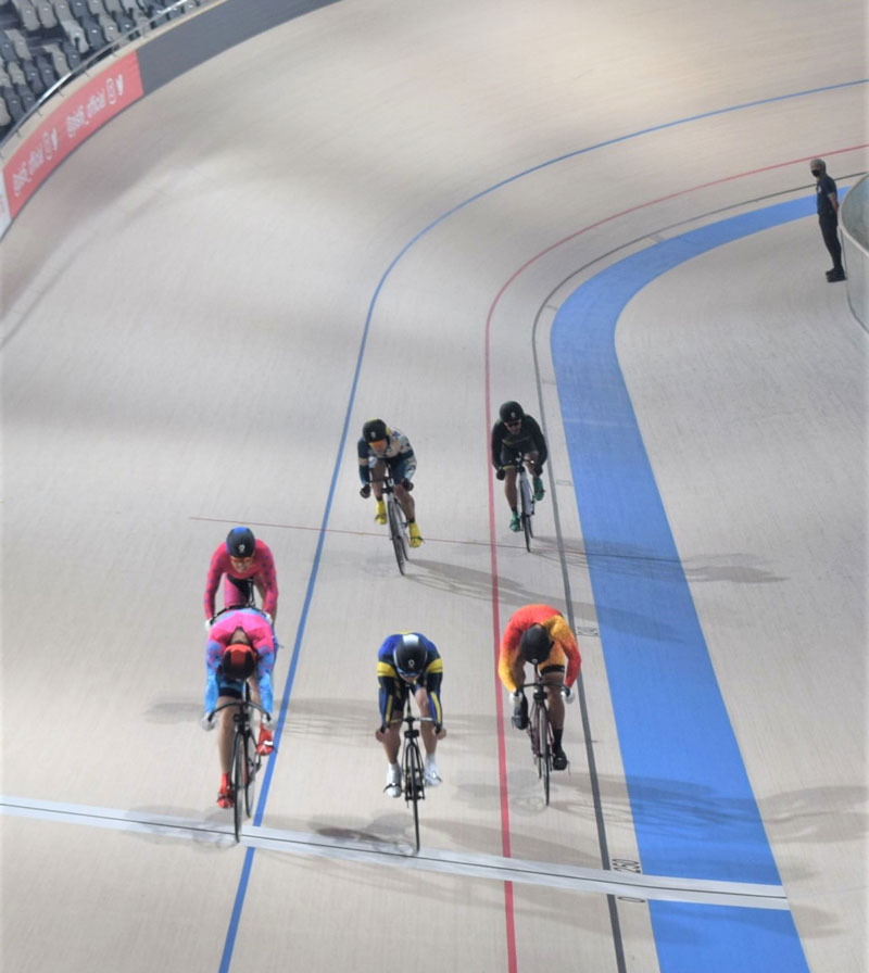 ＰＩＳＴ６の開幕レースでゴールする選手ら＝２日、千葉市中央区