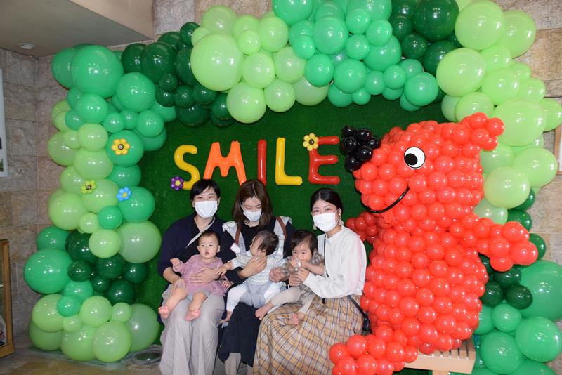 バルーンアートと写真撮影する親子連れ＝銚子電鉄犬吠駅