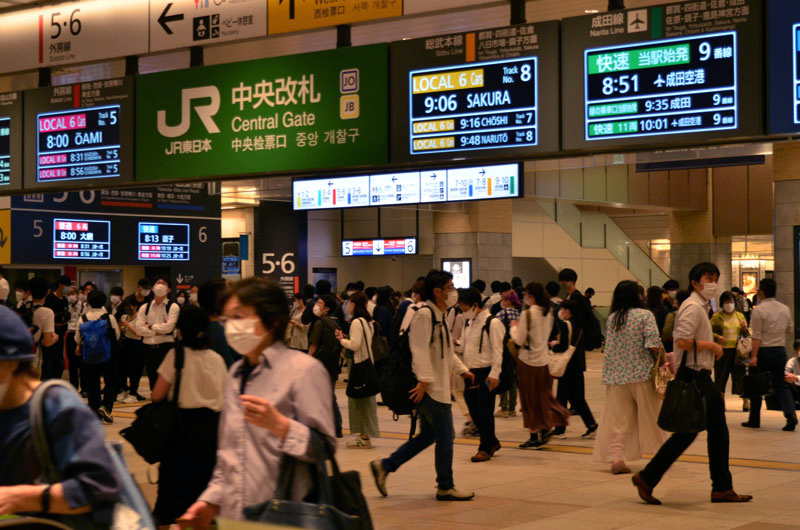 地震から一夜明けてもＪＲ線はダイヤが乱れ、ＪＲ千葉駅は電車を待つ人で混雑した＝８日午前９時２０分、千葉市中央区