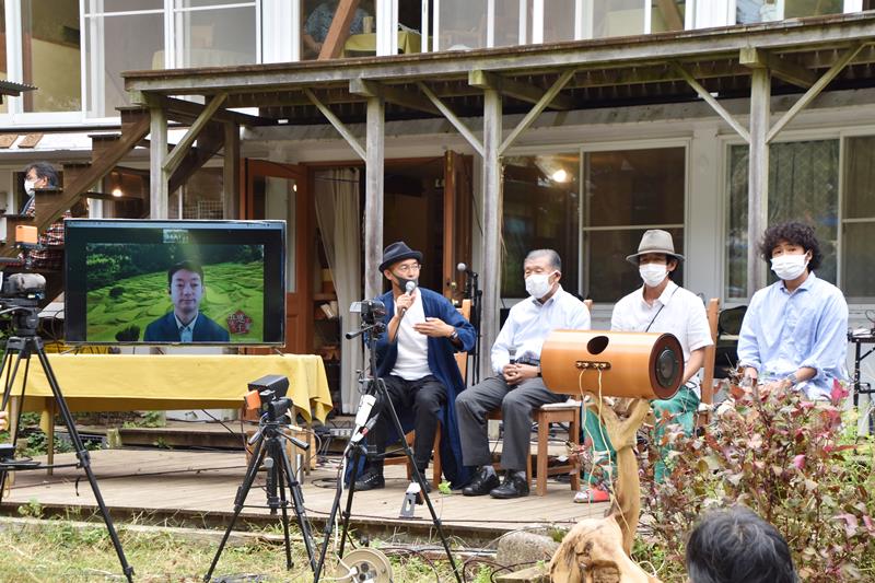 「コロナ以降の新しい暮らしと社会」をテーマに開かれたトークセッション。熊谷知事（左）もリモート参加した＝鴨川市の鴨川自然王国