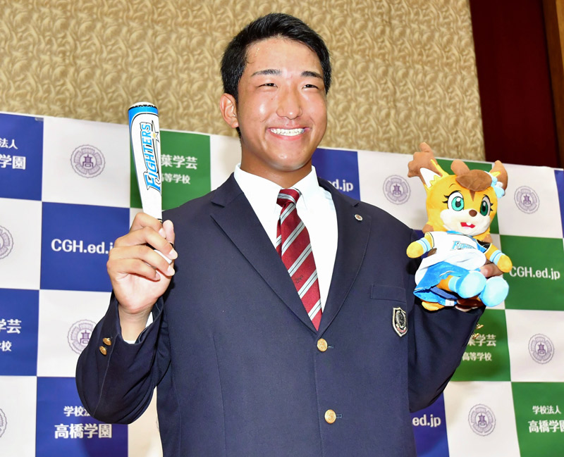日本ハムから２位指名を受け、笑顔を見せる千葉学芸高の有薗直輝内野手＝東金市