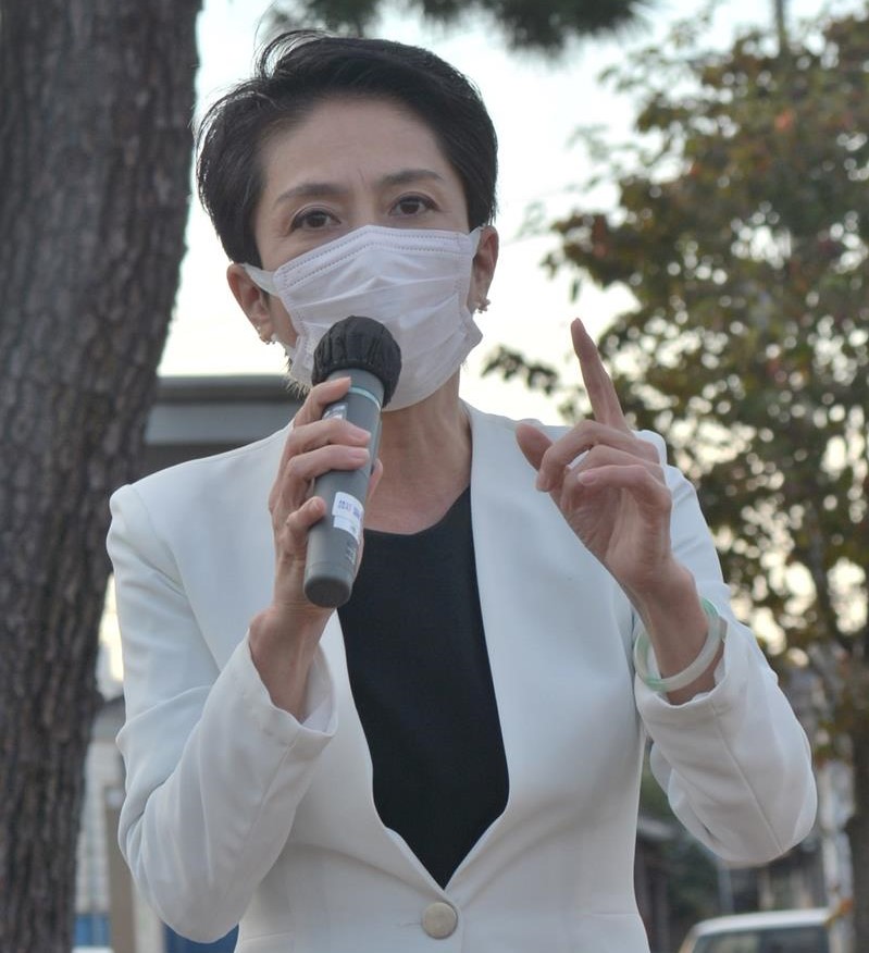 街頭演説する蓮舫氏＝１５日午後、四街道市