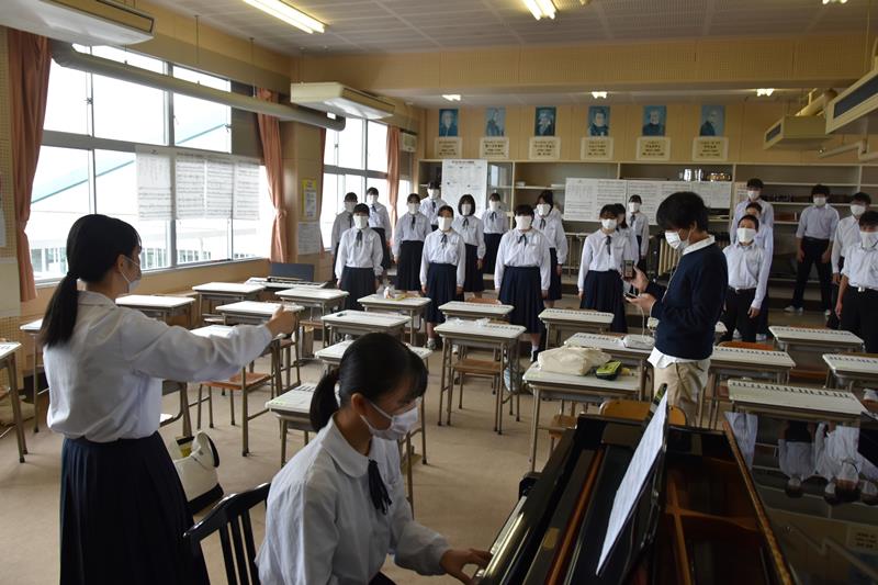 元気に校歌を奏でてラジオの収録に臨む生徒＝山武市の蓮沼中