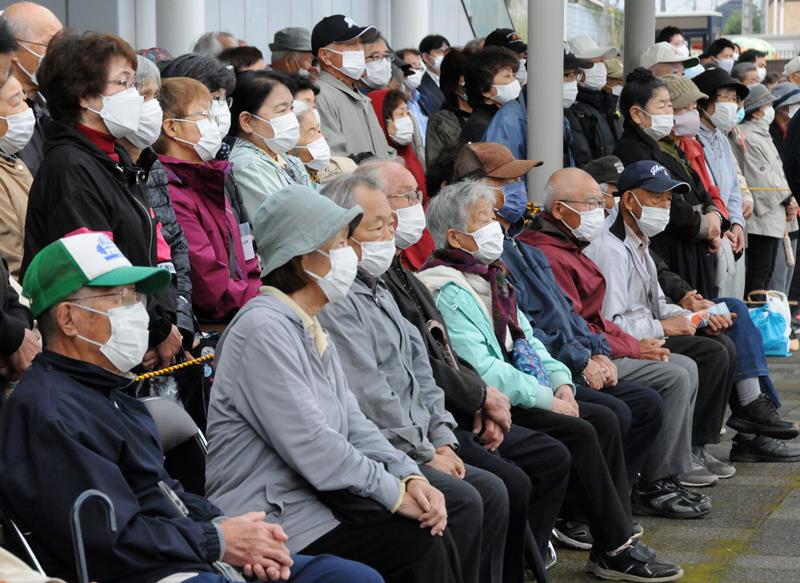 支持を呼び掛ける演説に耳を傾ける有権者＝千葉市緑区