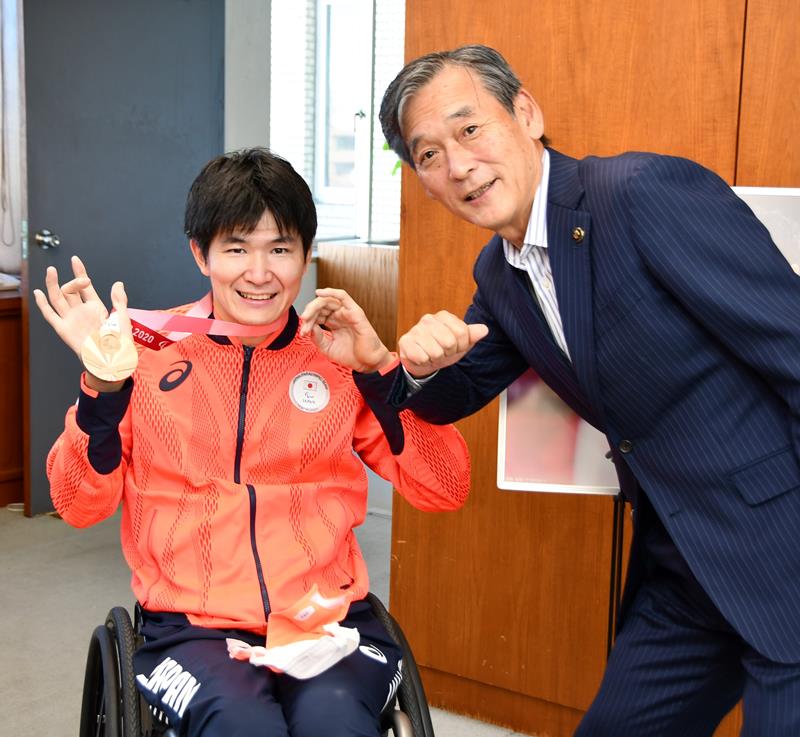 本郷谷市長（右）に銅メダル獲得を報告した羽賀選手＝２０日、松戸市