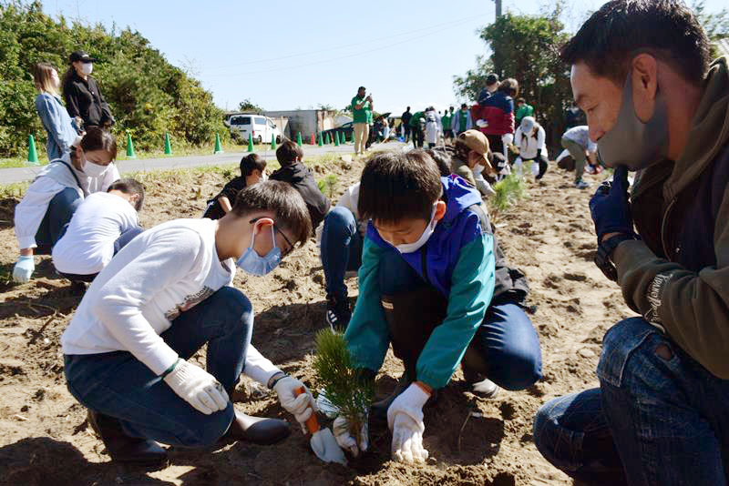 苗木を植える小学生ら＝匝瑳市