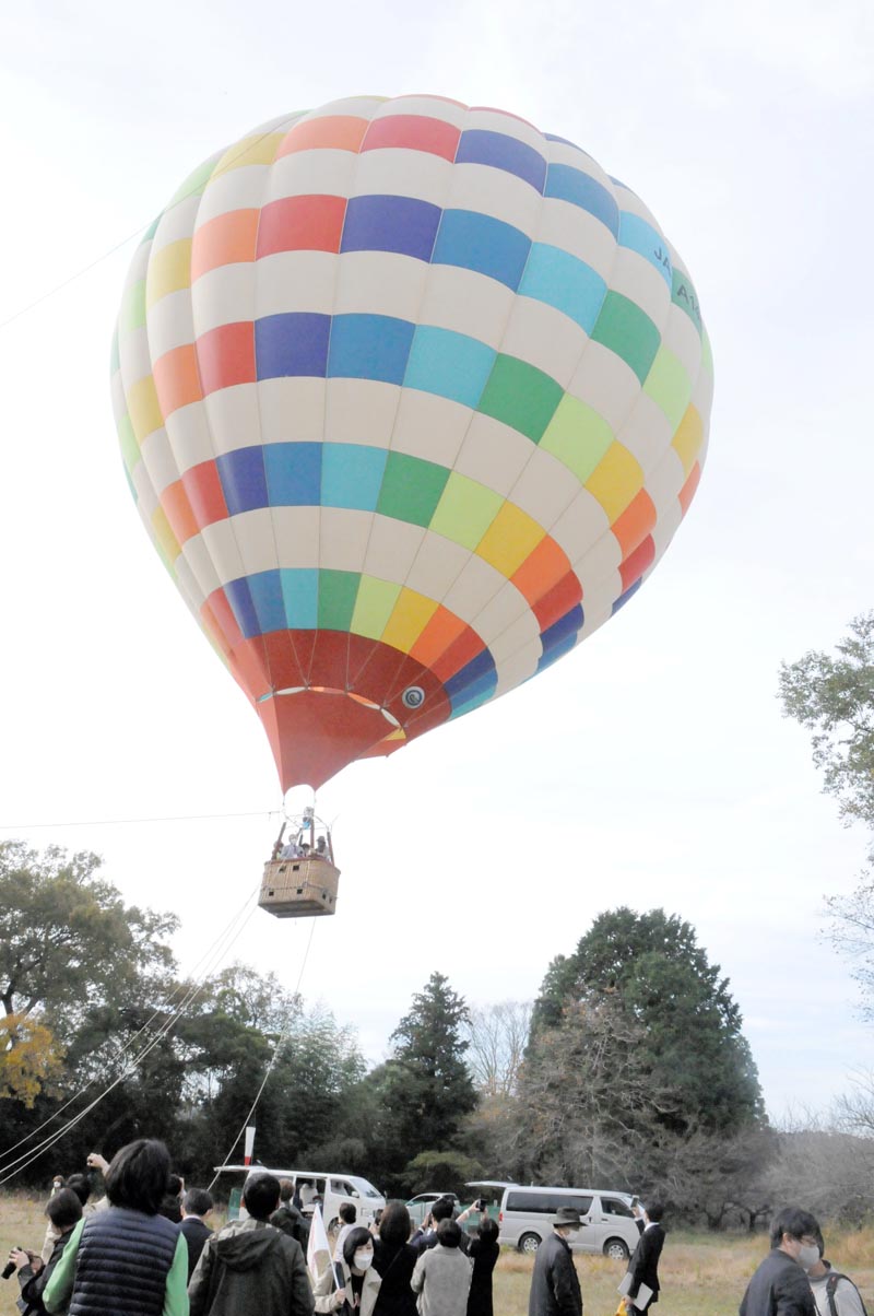 ６千年前の養老川の流れを再現した作品を、熱気球を翔（と）ばして見学するプロジェクトも＝田淵の里