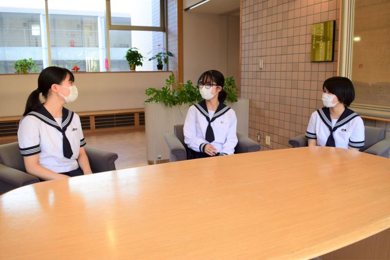 学校自慢について語る(左から)本村さん、小出さん、吉沢さん=市川市