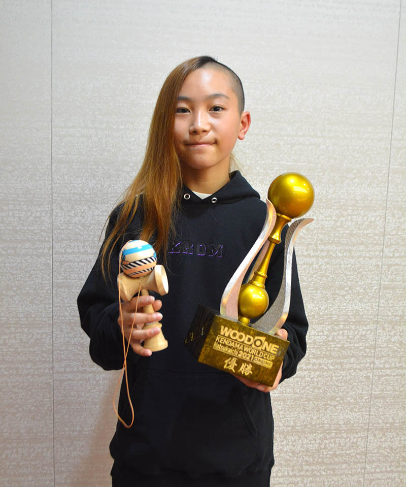 けん玉の世界大会で優勝した船橋市の小学６年生、千葉靖仁君。愛用のけん玉と優勝トロフィーを手に快挙を報告した＝船橋市役所