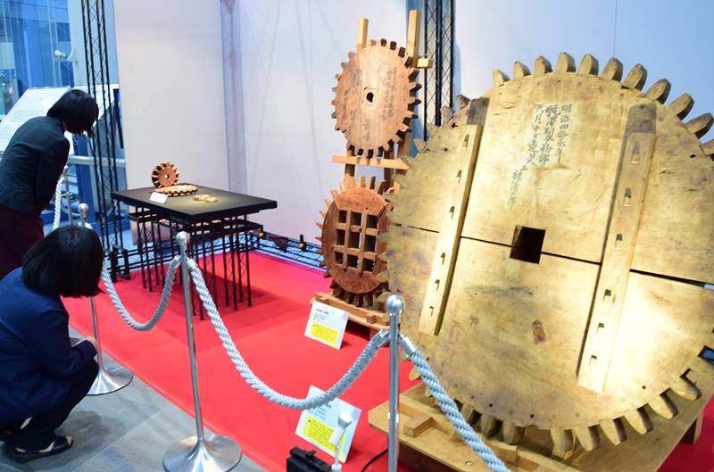 水車用に明治時代に製作された木製の歯車