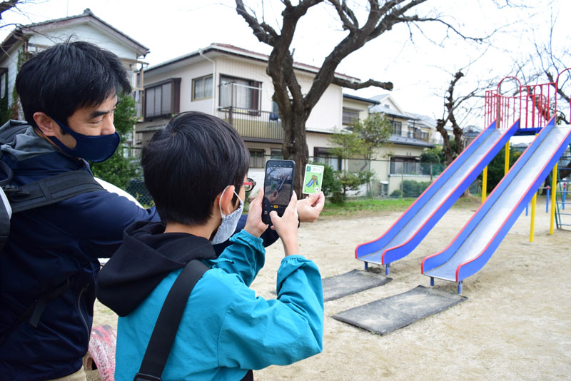 イベントでカードに書かれたお題を撮影する参加者＝３１日、鎌ケ谷市