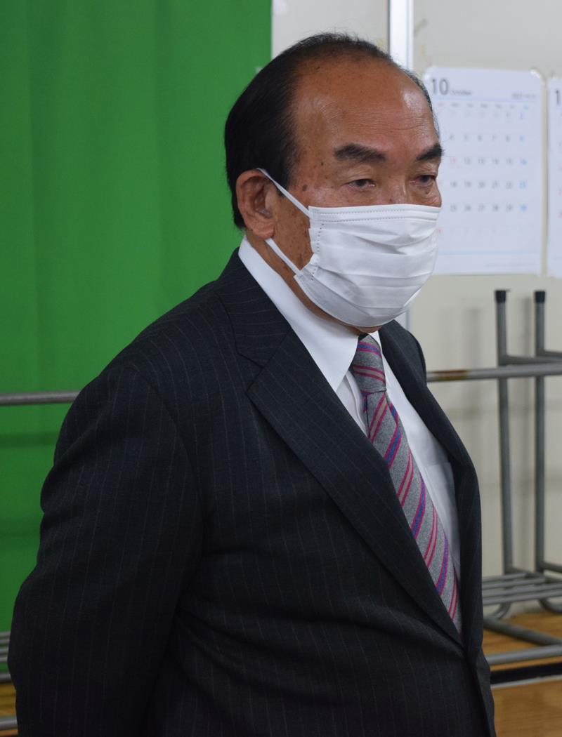 報道陣に敗戦の弁を述べる生方氏＝３１日、松戸市