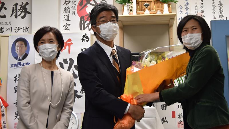 ７度目の当選を決め、笑顔を見せる田嶋氏（中央）＝３１日、千葉市中央区