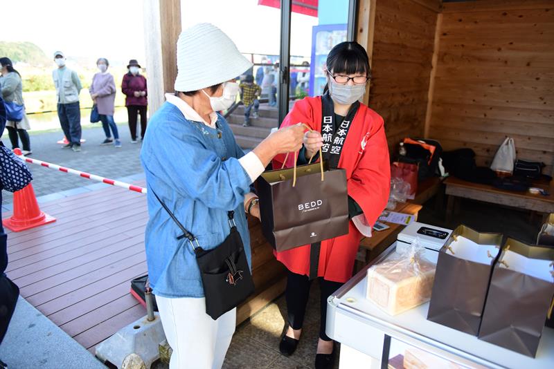 ＪＡＬの特製食パンを購入する客＝多古町