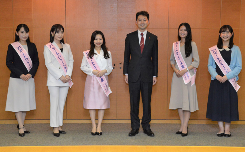 熊谷知事（左から４人目）を表敬訪問したポートクイーン＝２日、県庁