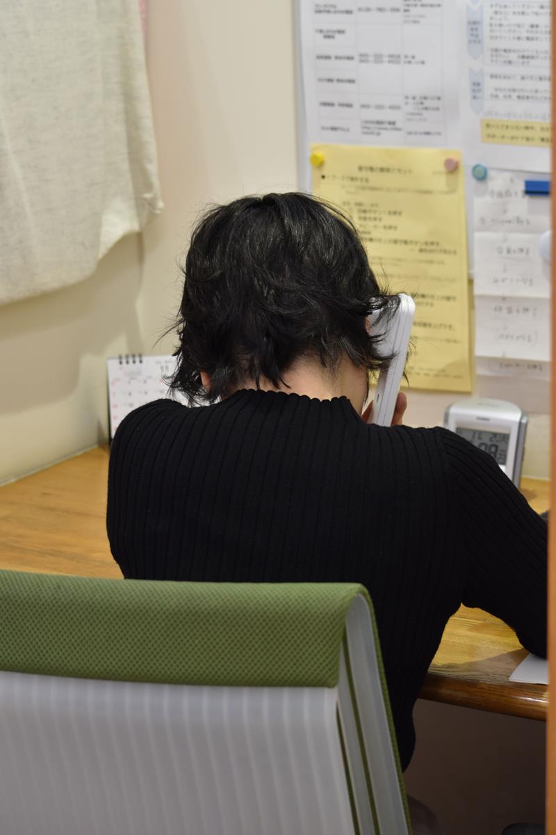 電話相談に応じる相談員=2日午後、千葉市内